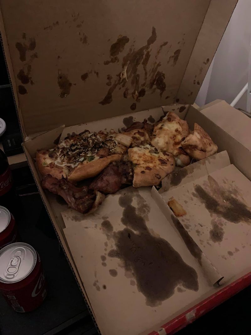 ▲從照片中可以看到，當原PO打開披薩盒時，一整塊完美的披薩，似乎因為運送的關係導致變形。（圖／翻攝自臉書社團《爆怨公社》）