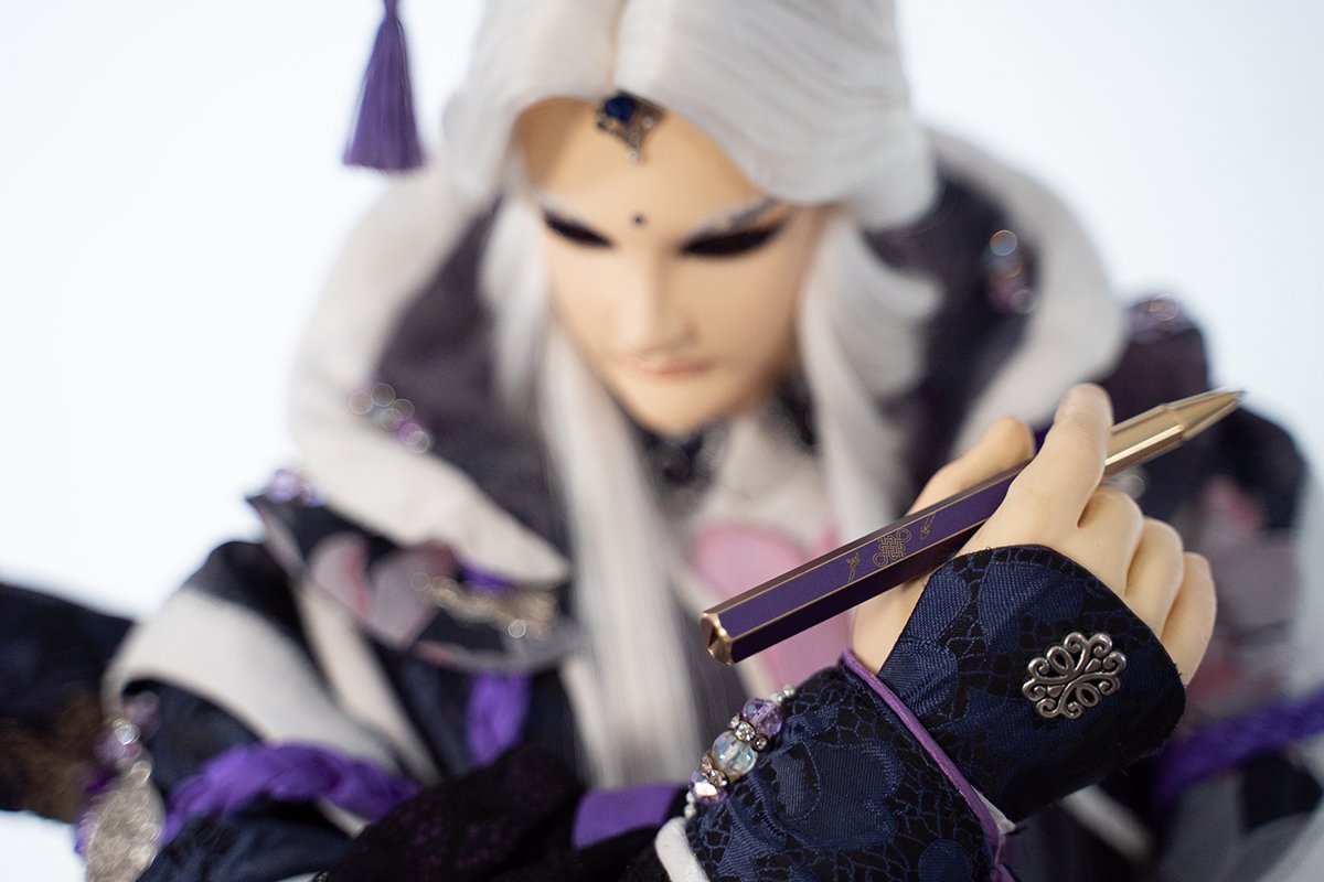 ▲在地文創品牌霹靂國際多媒體攜手曾登上紐約時報的物外設計，讓霹靂旗下「一哥」素還真從手持佛塵改拿鋼珠筆做公益。（圖／擷取自嘖嘖平台）