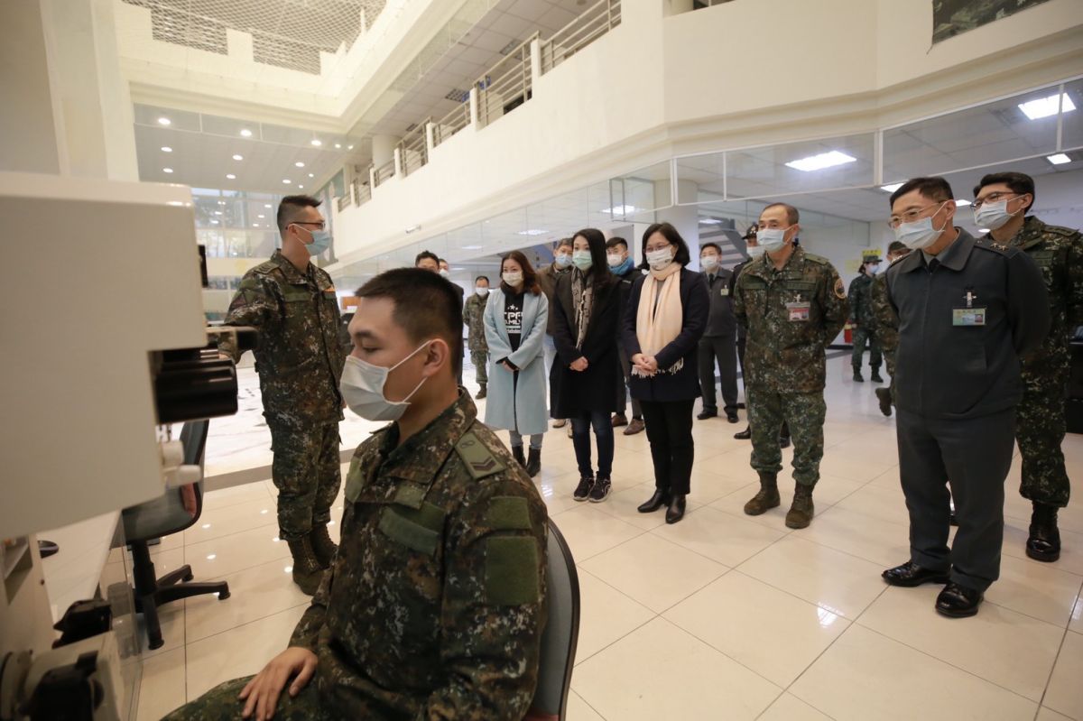 ▲民眾黨團抵達裝甲兵訓練指揮部參訪。（圖／民眾黨立院黨團提供）