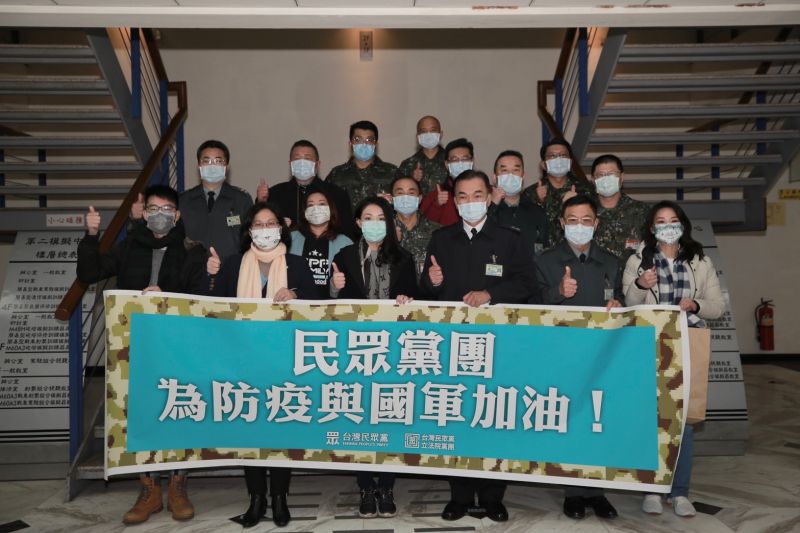 ▲民眾黨團抵達裝甲兵訓練指揮部參訪。(圖/民眾黨立院黨團提供)