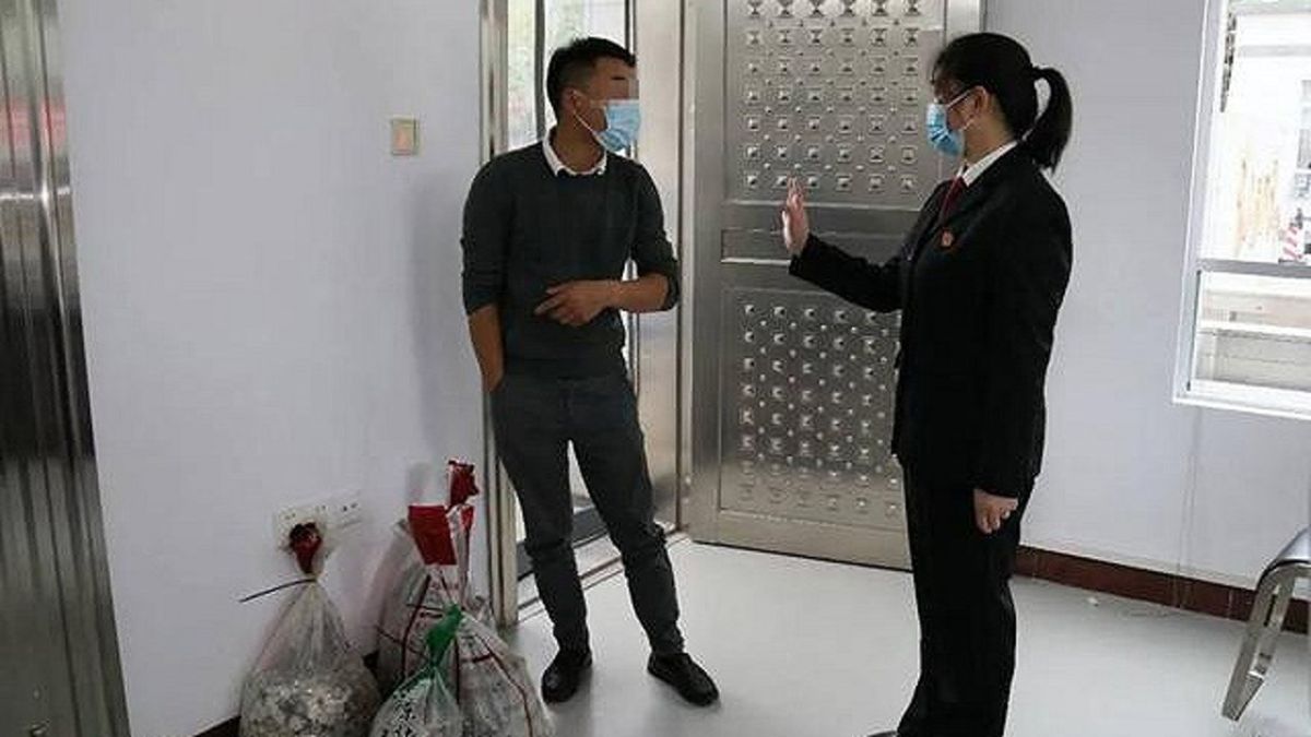 ▲中國大陸廣西省有一間汽車維修店老闆打輸官司，將罰鍰全部換成1元硬幣繳交。（圖／翻攝界面新聞）