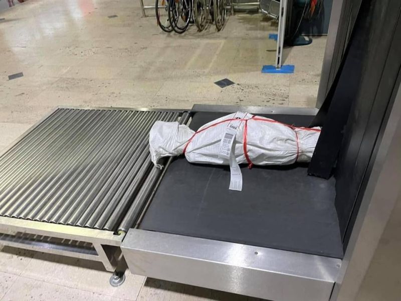 ▲香港泰國文化協會日前分享泰國機場託運行李出現的「木乃伊」包裹，還要網友猜猜裡面是什麼？（圖／翻攝自「Thai