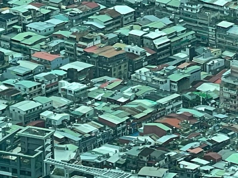 ▲他在社群媒體上分享從上空拍攝的台北市市景。（圖／Diego