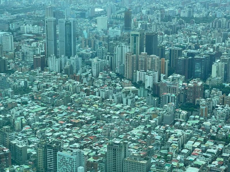 ▲他點出屋頂加蓋鐵皮屋使市景看起來不佳。(圖/Diego
