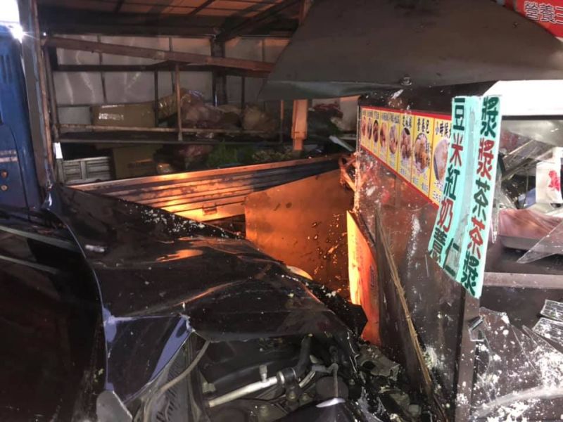 ▲兩車滑行衝進路口的早餐店,滿地都是豆漿及剛出爐的甜甜圈、饅頭。(圖/翻攝臉書田中人)