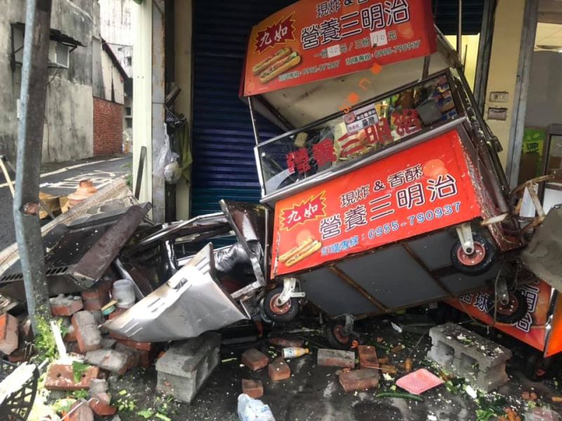 ▲當時店才剛開而已,沒多久就碰一聲,根本來不及反應,2台車就撞進來了,當時看到滿地的甜甜圈及三明治,相當心痛。(圖/翻攝臉書田中人)