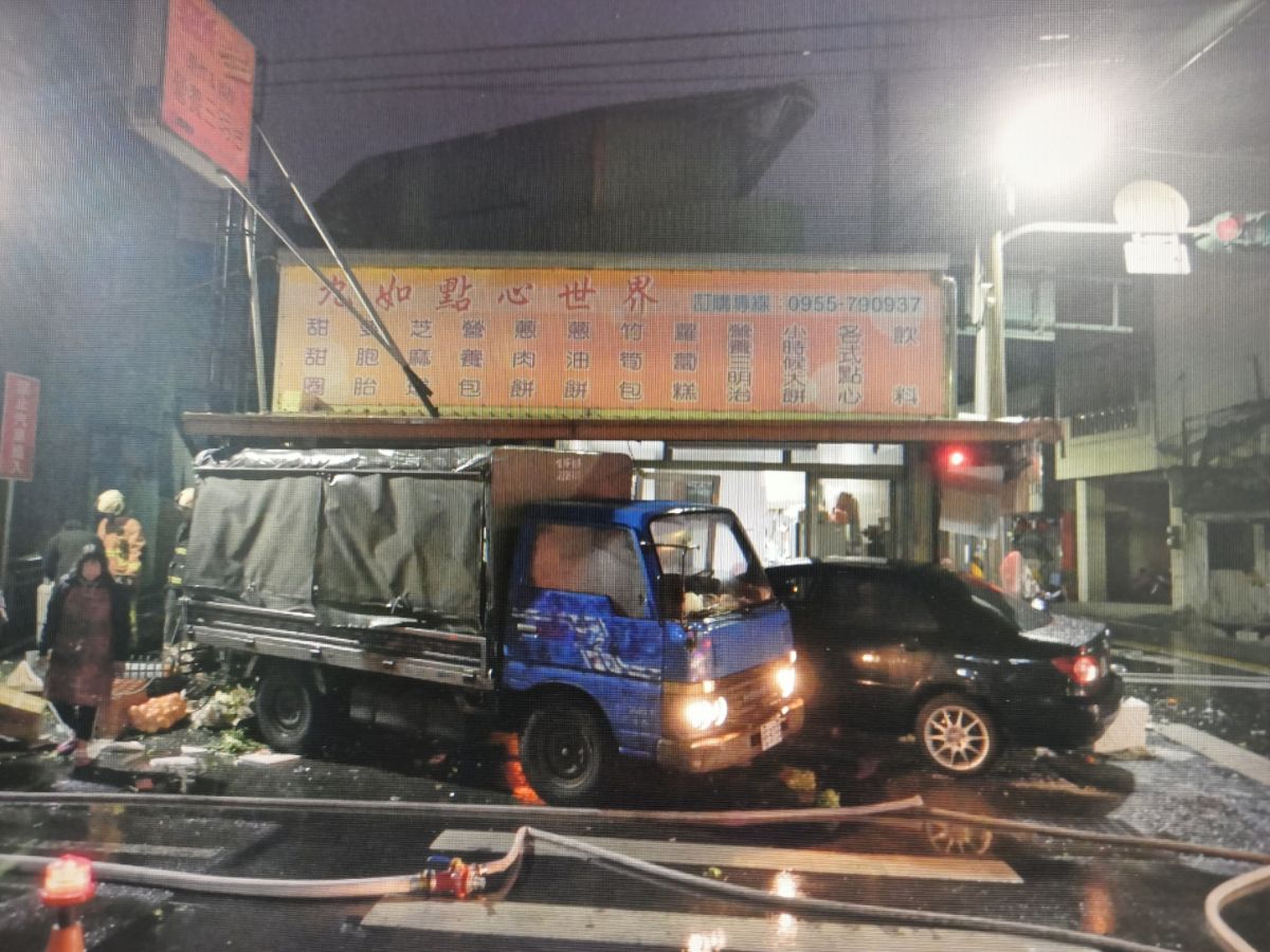 ▲田中鎮山腳路三段及中南路二段路口發生車禍，二輛小客車與小貨車疑未禮讓而相撞，波及一旁早餐店，門口的餐車以及玻璃門全部都撞毀。（圖／記者陳雅芳翻攝，2021.01.08）