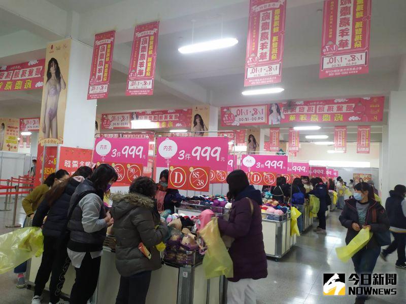 ▲本土知名內衣品牌曼黛瑪璉在員林廠區舉辦特賣會,千坪廠房推出上萬件內衣褲,吸引民眾搶購。(圖/記者陳雅芳攝,2021.01.08)