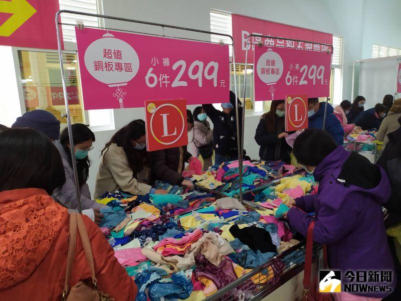 ▲入冬以來超低溫,本土知名內衣廠舉辦特賣會,吸引民眾搶購。(圖/記者陳雅芳攝,2021.01.08)