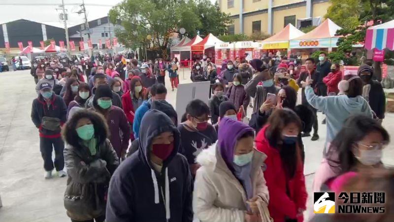 ▲本土知名內衣廠舉辦特賣會,現場民眾不畏低溫寒流來襲等著搶進賣場。(圖/記者陳雅芳攝,2021.01.08)