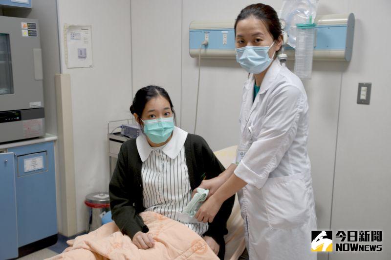 ▲謝貝尤醫師提醒民眾,暖暖包可考慮在外層再包一層毛巾或比較厚的布,可以放在口袋裡。(圖/記者陳雅芳攝,2021.01.08)