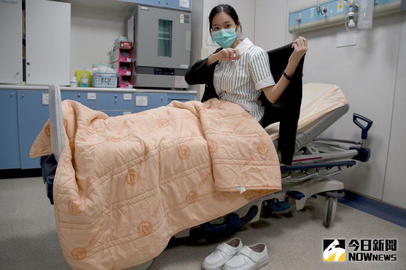 ▲謝貝尤醫師建議老人家、心血管疾病及三高族群在,起床應先暖身,或穿一件比較保暖的衣物,再從被窩裡出來。(圖/記者陳雅芳攝,2021.01.08)