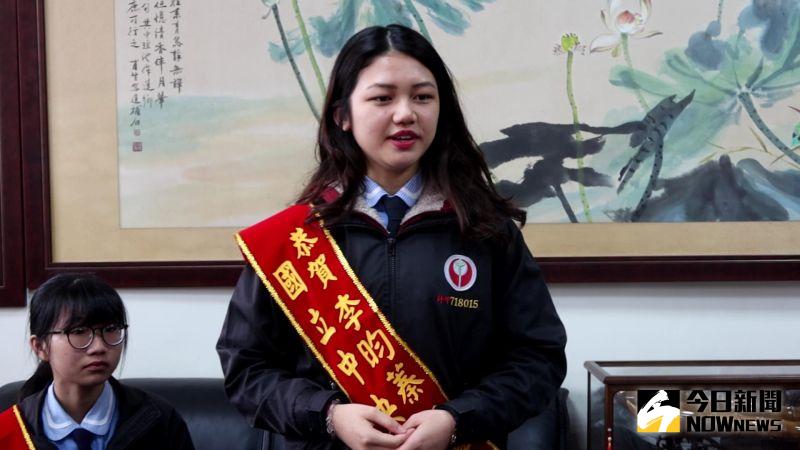 ▲員家應外科李昀蓁,三年來參加過全國大專院校英文演講暨高中生英文詩歌朗誦競賽佳。(圖/記者陳雅芳攝,2021.01.08)