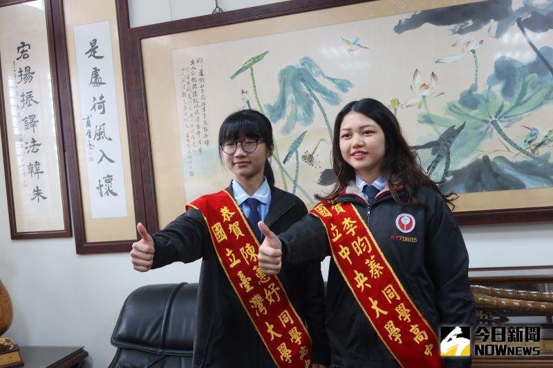 ▲員家國貿三學生陳蕙妤透過台大「希望入學計畫」錄取台大會計系,應用外語三李昀蓁以多益950高分以「特殊選才」管道也錄取國立中央大學英美語文學系。(圖/記者陳雅芳攝,2021.01.08)