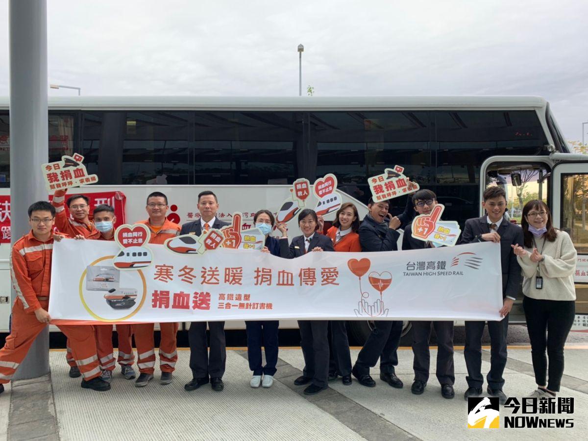 ▲高鐵彰化站舉辦「寒冬送暖 捐血傳愛」公益活動，在冷冽的寒流中，民眾熱情挽袖捐血。（圖／記者陳雅芳攝，2021.01.08）