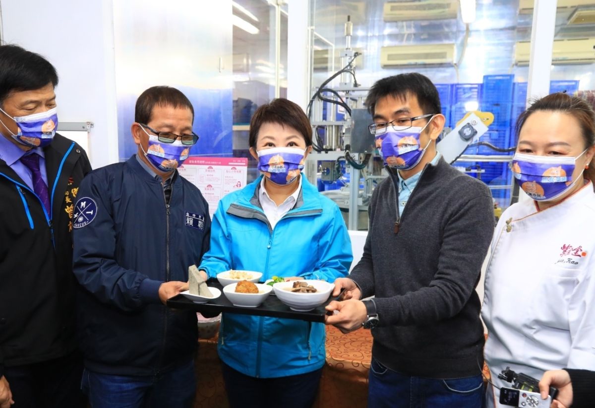 ▲市長盧秀燕率隊前往月子餐中央廚房，了解豬肉產地來源及產品標示情形(圖／柳榮俊攝2021.1.9)