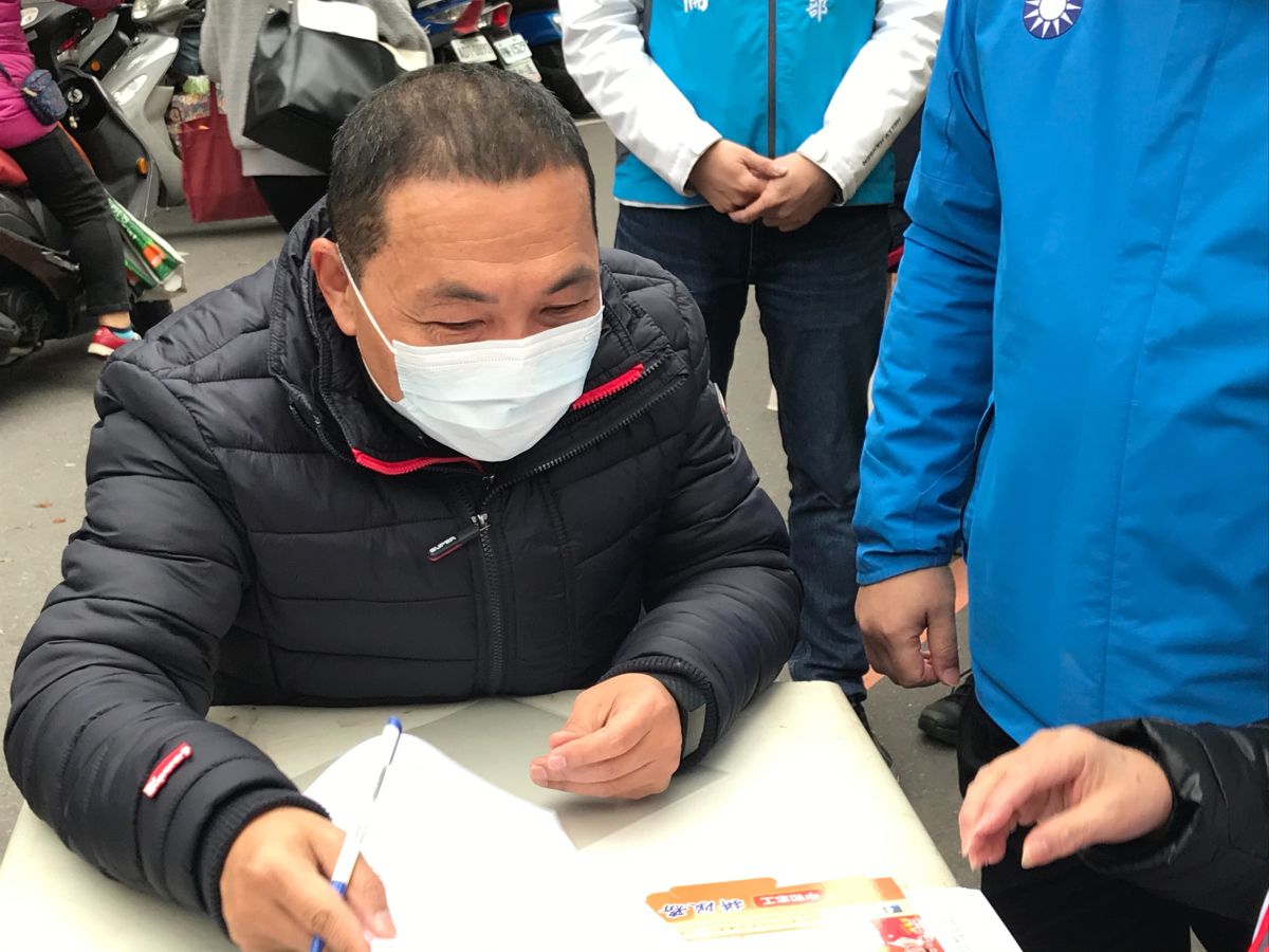 ▲新北市長侯友宜９日在中和廣濟宮連署反萊豬公投。（圖／國民黨新北市黨部提供）