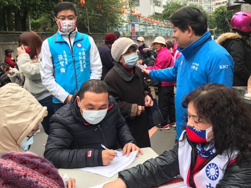 ▲新北市長侯友宜9日在中和廣濟宮連署反萊豬公投。(圖/國民黨新北市黨部提供)
