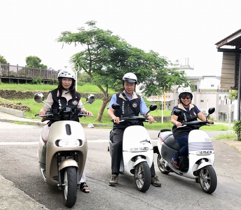 ▲燃油機車雖然很方便,但是在剛啟動引擎的時候,排放的廢氣濃度最高,而老舊的1~4期機車如果沒有落實保養,排放的空氣污染物濃度更加明顯,對民眾的健康跟生活的環境品質都有直接的影響。(圖/屏東縣政府提供,