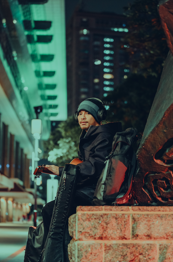 ▲黃明志推出新歌《笑著回家》,MV找來澎恰恰演出。(圖/亞洲通文創提供)