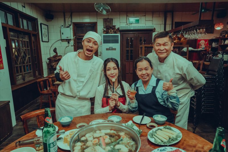 ▲黃明志推出新歌《笑著回家》,MV找來澎恰恰演出。(圖/亞洲通文創提供)