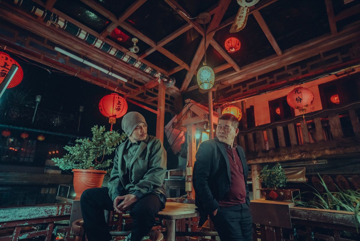 ▲黃明志（左）新歌《笑著回家》MV找來澎恰恰演出。（圖／亞洲通文創提供）