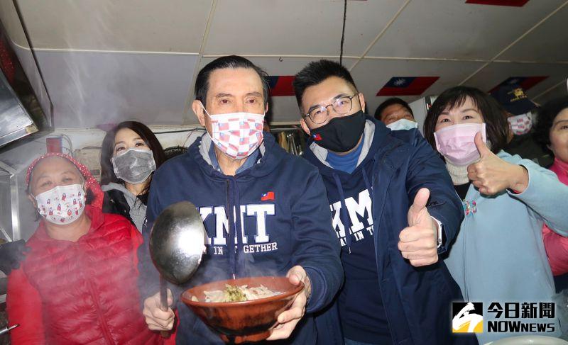 ▲活動結束後馬英九和江啟臣到張老旺的國旗屋吃雲南米干。(圖/記者李春台攝,