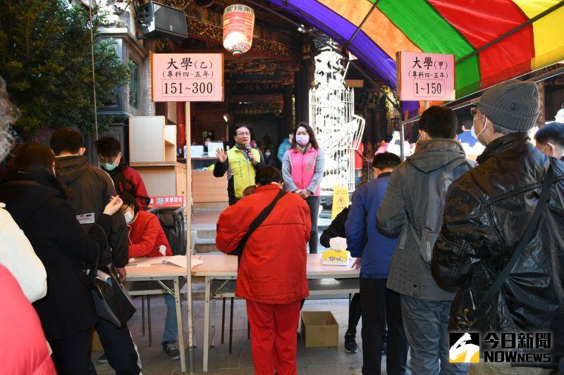 ▲南瑤宮為獎勵信仰媽祖的子女優秀學生進修,每學年頒發二次獎學金。(圖/記者陳雅芳攝,2021.01.09)
