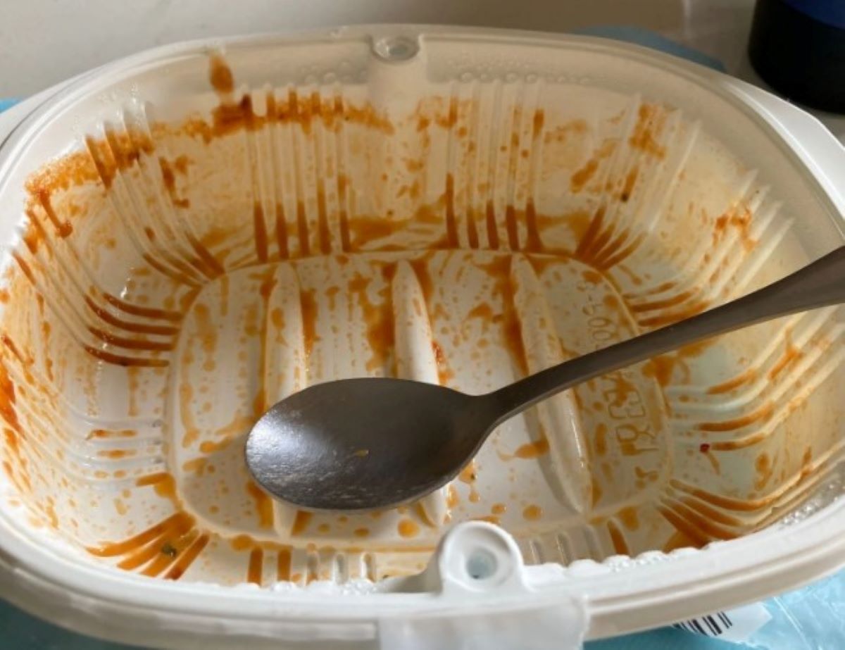 ▲有網友發現超商微波餐盒都有「凹槽設計」，讓他好奇背後原因。（圖／翻攝Dcard）