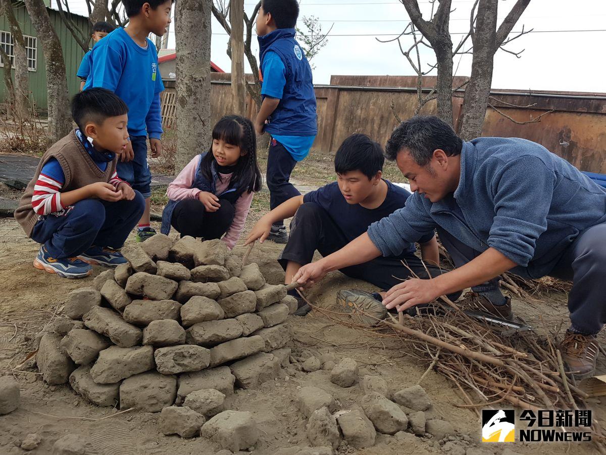 ▲香田國小帶領學生一起焢窯趣，體驗早期農民的休閒娛樂，小朋友都相當的開心，透過五感體驗、感受這片土地的溫馨美好。（圖／記者陳雅芳攝，2021.01.09）