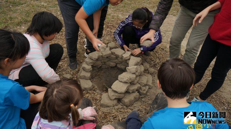 ▲香田國小今年讓孩子學習自己製作土磚,自己搭窯、封窯與開窯,最後品嘗烘窯美味的地瓜與玉米,小朋友都覺得焢窯課很有趣。(圖/記者陳雅芳攝,2021.01.09)