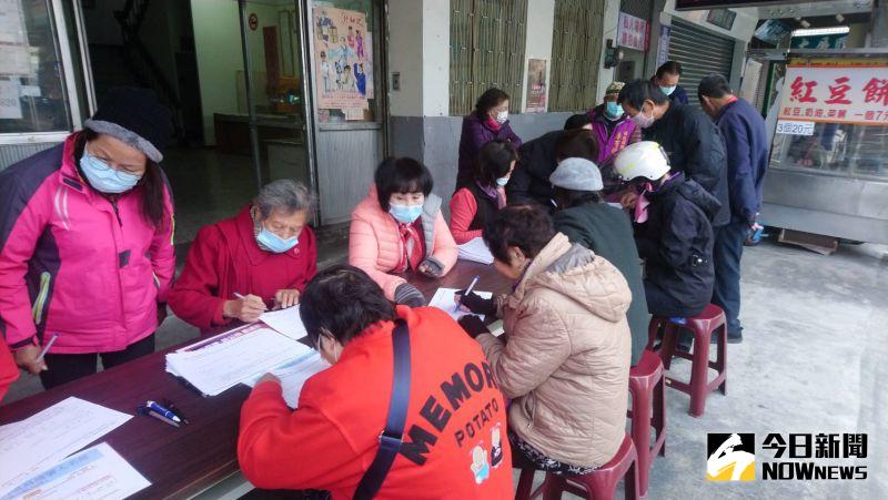 ▲國民黨彰化縣黨部在彰化市民權市場舉辦雙公投全國連署彰化場的活動。(圖/記者陳雅芳攝,2021.01.09)
