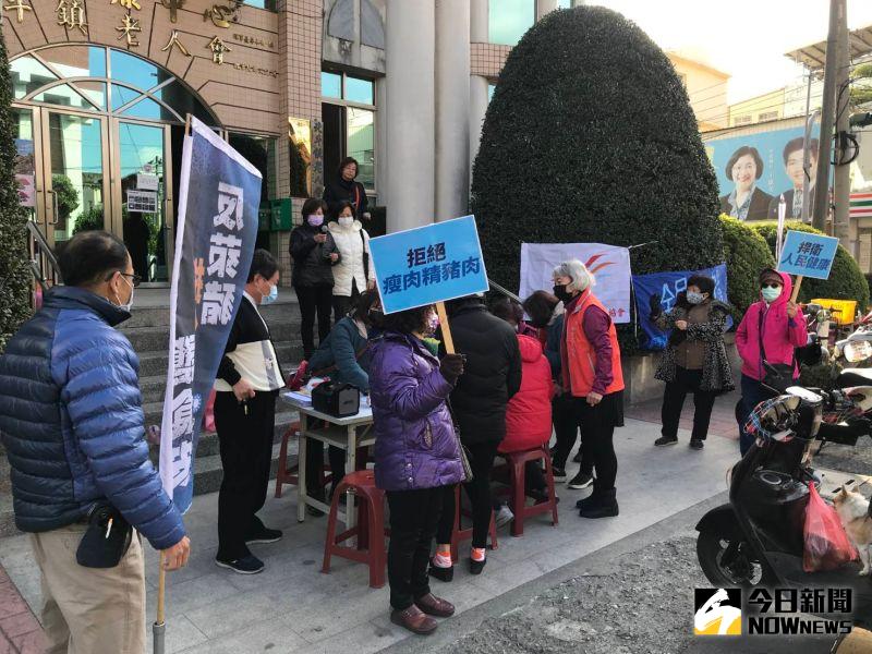 ▲民眾不為寒風用行動表達反對萊豬進口。(圖/記者陳雅芳攝,2021.01.09)
