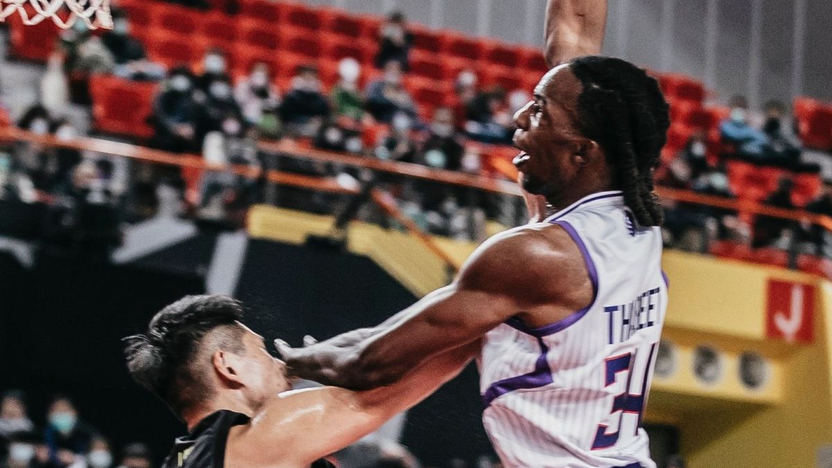 ▲新竹攻城獅洋將、前NBA榜眼塔碧（Hasheem Thabeet）嘗試灌籃。（圖／新竹攻城獅提供）