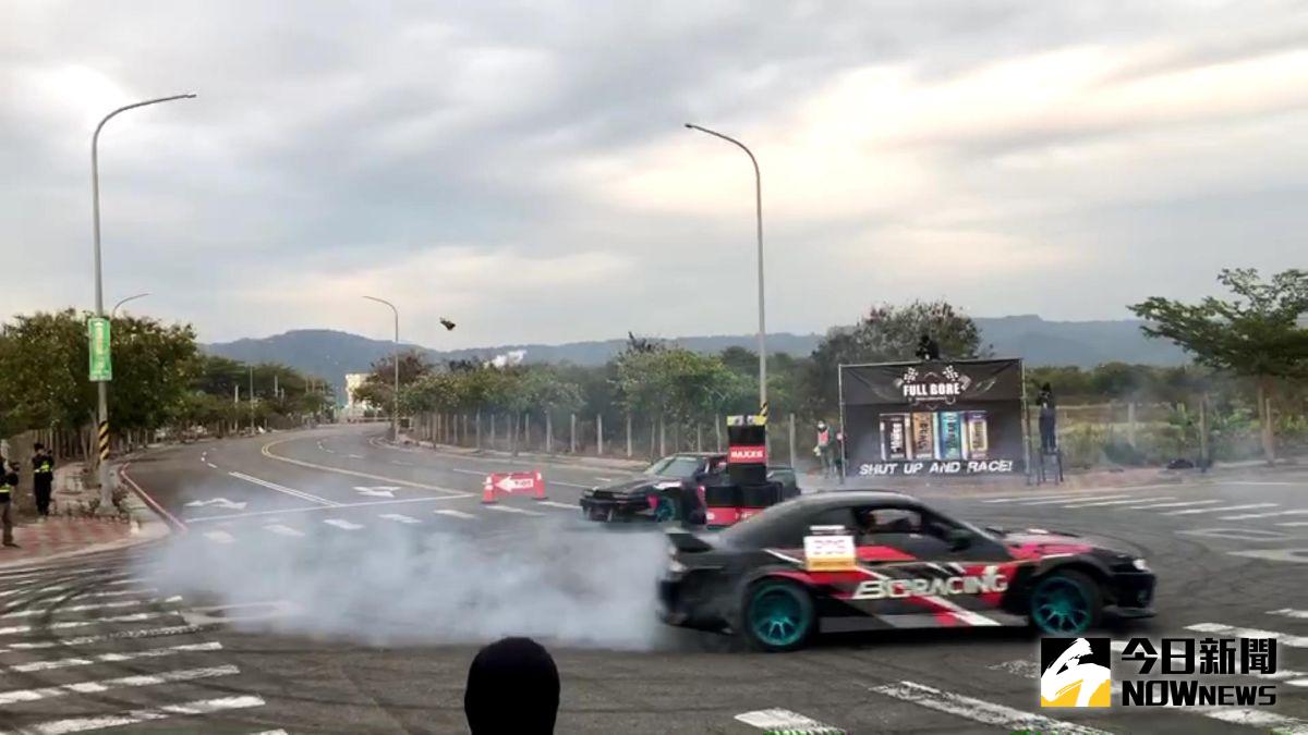 ▲2021第二屆彰化國際賽車節震撼登場，200多位車手在彰化田中高鐵站前廣場競速，來自各地的觀眾擠滿觀賽路段兩側看賽車。（圖／記者陳雅芳攝，2021.01.09）