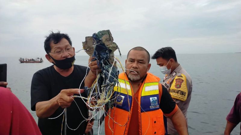 ▲印尼漁民在雅加達北方海域附近發現了一些疑似三佛齊航空失聯客機碎片。安全官員表示，海中有一些纜線、一片牛仔褲碎布以及若干金屬碎片。（圖／翻攝自AIRLIVE推特）