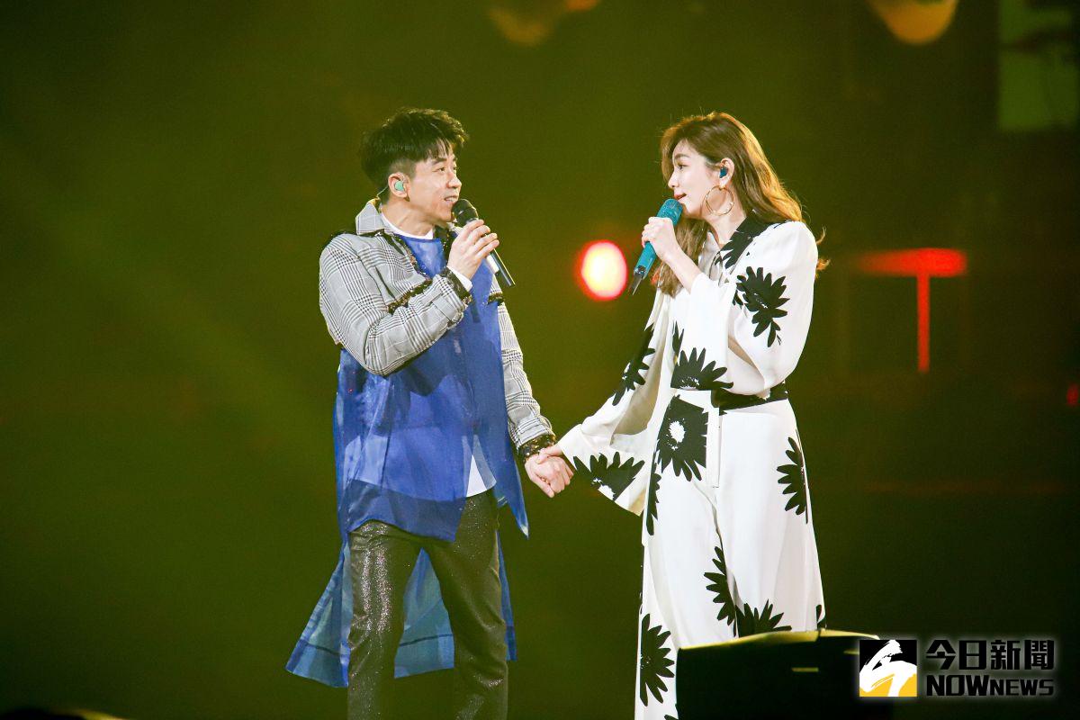 ▲光良（左）差點招架不住Ella的黃腔攻勢。（圖／記者葉政勳攝 , 2021.01.09）