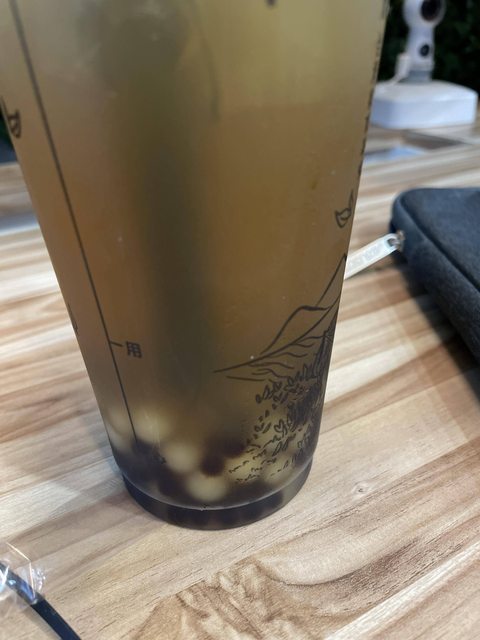 ▲網友分享自己去飲料店點了珍珠奶茶，卻拿到小顆的珍珠，讓他很傻眼。（圖／PTT）