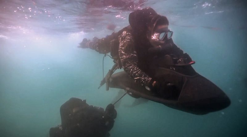 ▲水中爆破中隊在水域滲透過程中,會利用水中推進器提升移動效率。(圖/軍聞社提供)