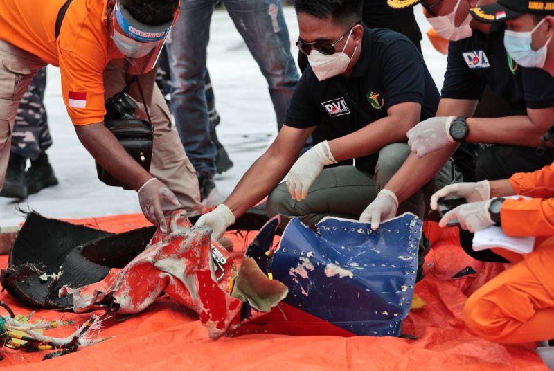 ▲印尼廉價航空一架載有62人的波音737客機昨（9）日起飛後不久墜毀，搜救人員今（10）日發現疑似黑盒子的訊號。（圖／美聯社／達志影像）