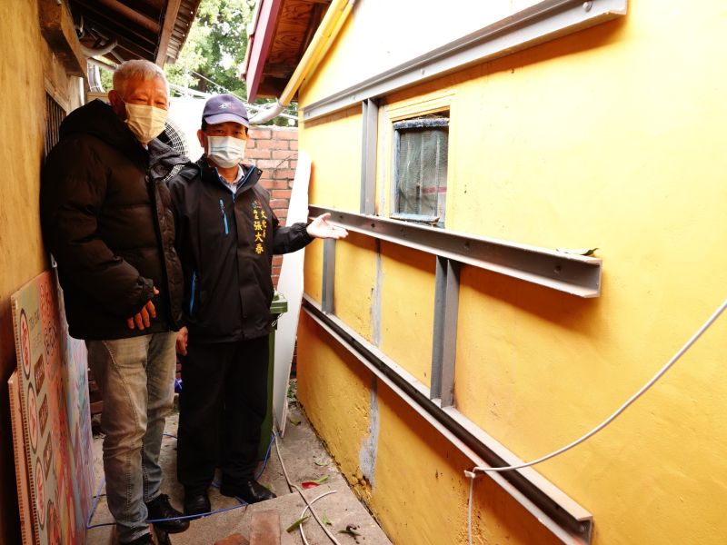 ▲確保「彩虹村」建物結構安全,防範傾頹,文化局委託專家在部分牆面設置加固鋼架等