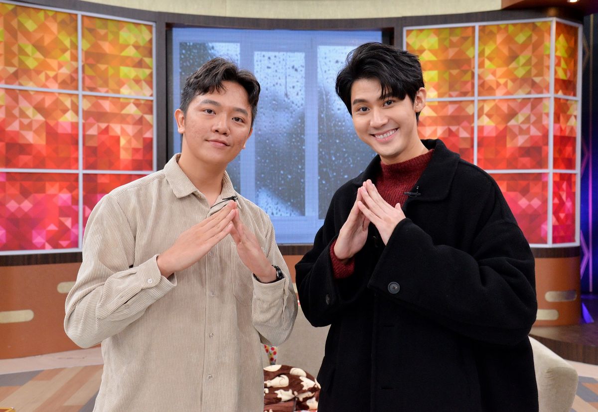 ▲李玉璽（右）與名廚索艾克分享媽媽的招牌料理臭豆腐。（圖／衛視）