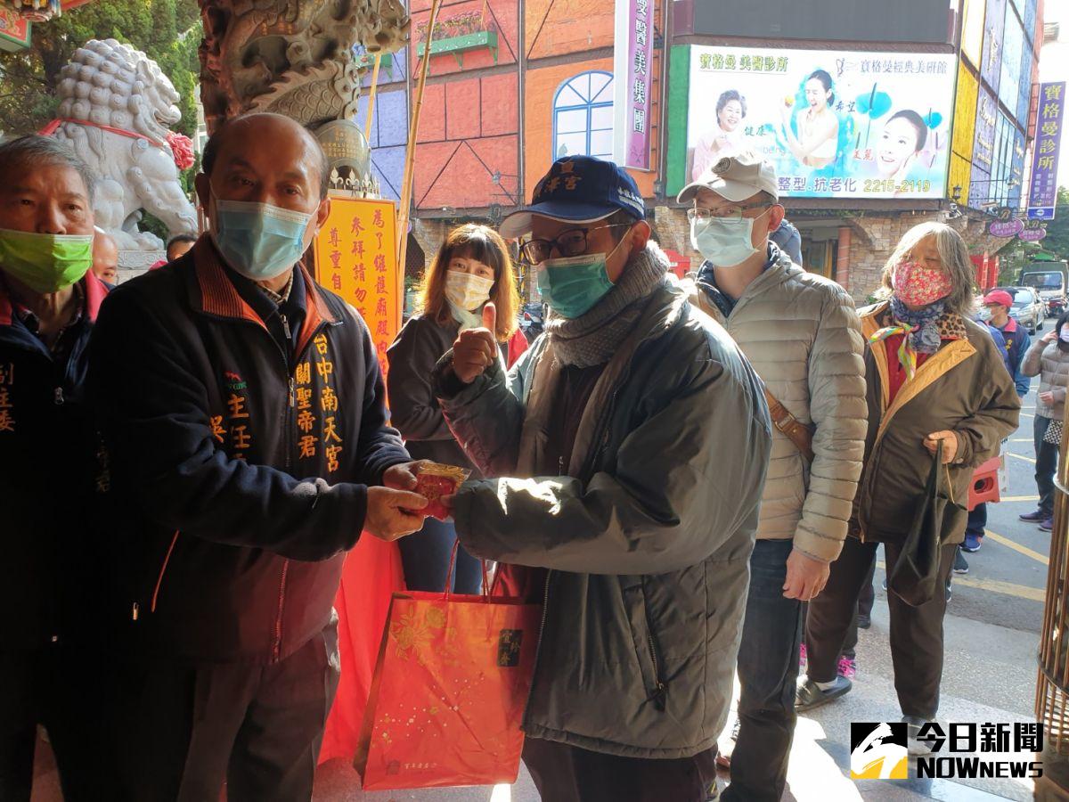 ▲台中南天宮今天發放牛年首發龍銀，限量一千份，民眾不畏寒流大排長龍等候。（圖／記者金武鳳攝，2021.1.10)