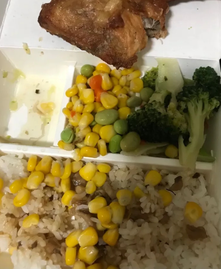 ▲原PO發現三色豆中的豌豆被替換成「毛豆」。(圖/翻攝Dcard)