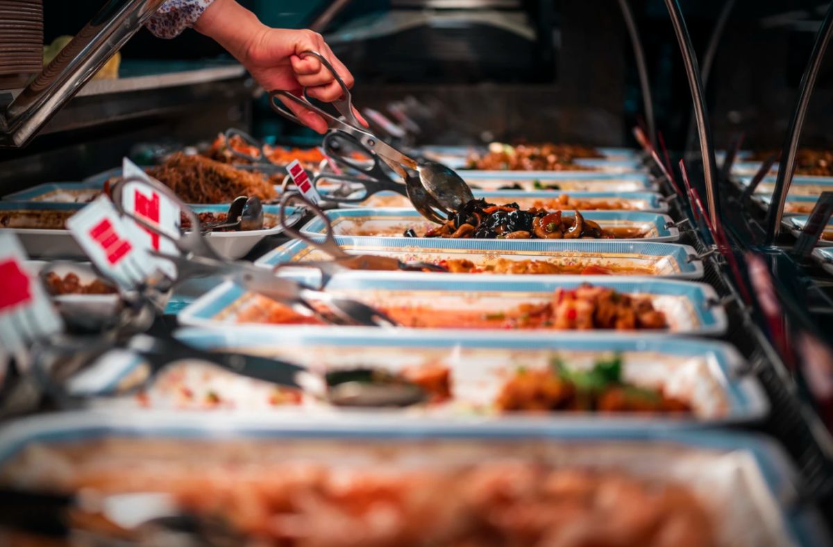 ▲有網友去吃buffet時,夾了一盤雞腳,卻被後面桌的客人狂酸「很笨!」讓她相當傻眼。(示意圖/取自unsplash)