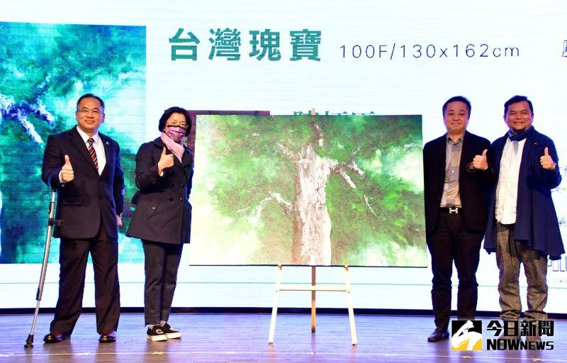 ▲王惠美捐出《臺灣瑰寶》陳炳臣老師作品由芳苑工業區廠商協進會理事長陳國仁以108萬元得標。(圖/記者陳雅芳攝,2021.01.10)