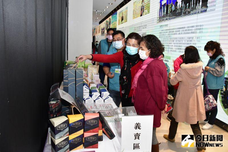 ▲支持伯立歐家園工程,彰化縣政府透過向藝術家募集作品提供協會義賣。(圖/記者陳雅芳攝,2021.01.10)