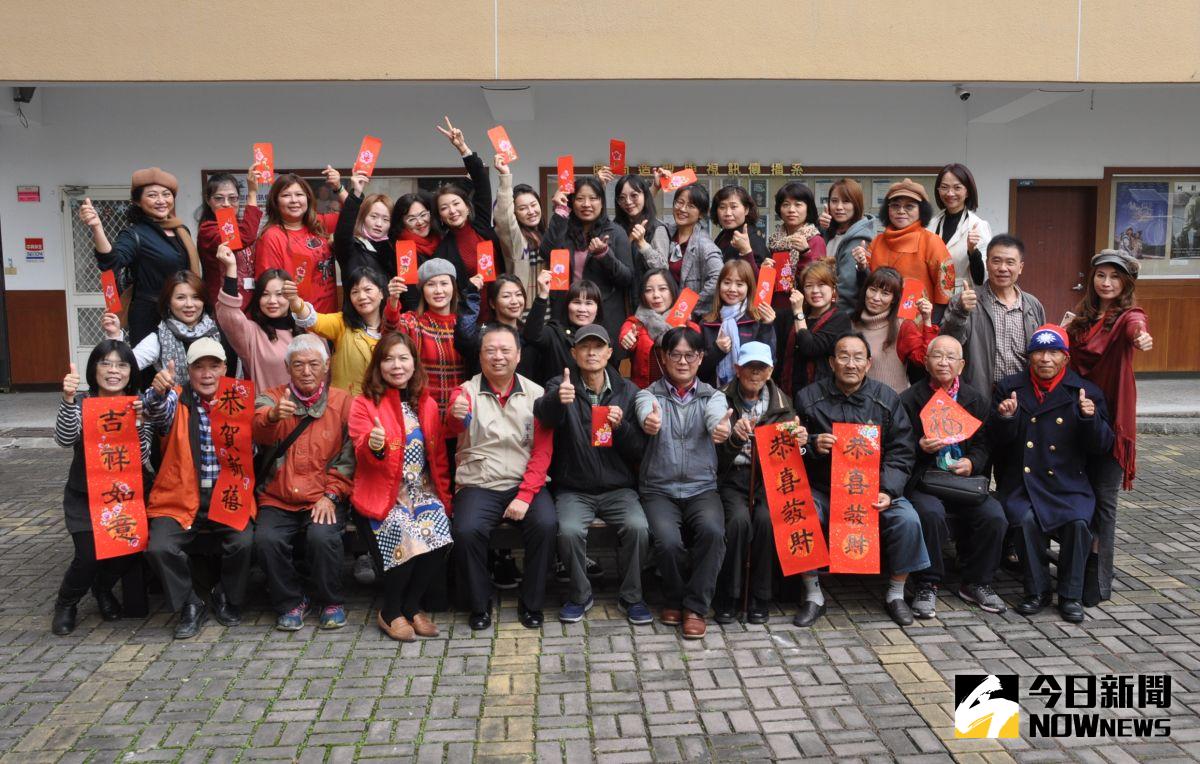 ▲時尚視傳系學生寒冬送暖，溫暖彰化榮民之家每一位長者的心。（圖／記者陳雅芳攝，2021.01.10）