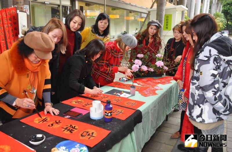 ▲學生現場揮毫及彩繪,讓春聯及紅包袋獨具風格。(圖/記者陳雅芳攝,2021.01.10)