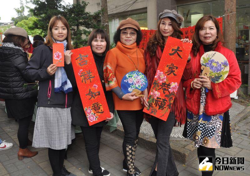 ▲時尚視傳系徐淑敏老師(右一)指導學生將彩繪技術應用在春聯及紅包袋上。(圖/記者陳雅芳攝,2021.01.10)